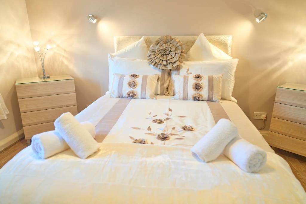 Bespoke Salford Quays - Garden, Wifi And Parking Holiday home *