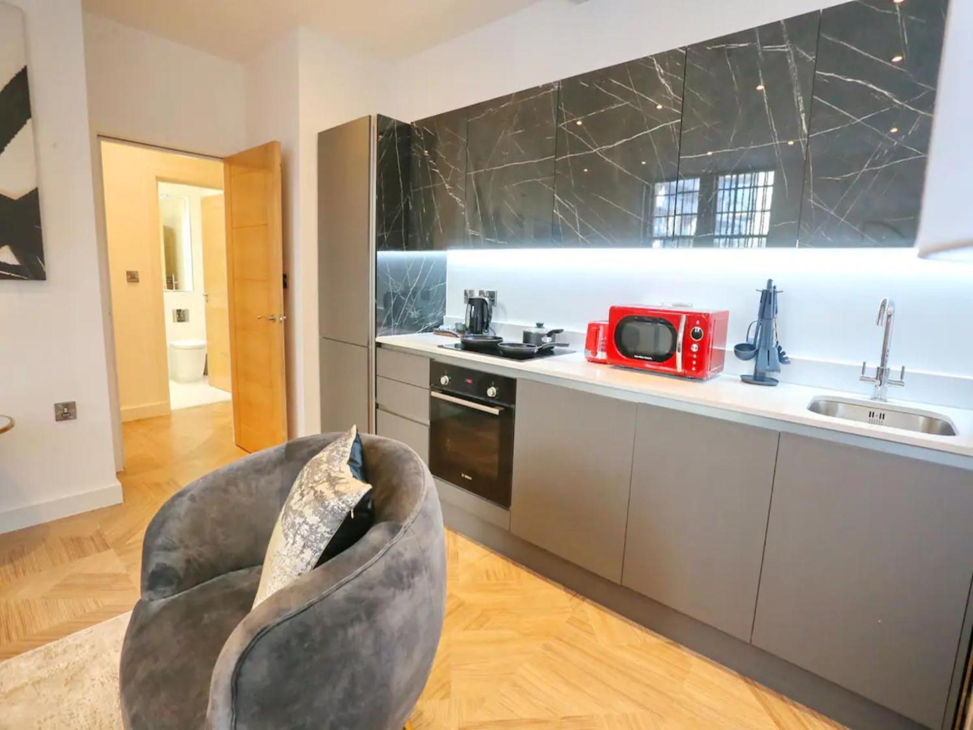 Pass The Keys Stunning King Bed Flat 9 Min Walk From Arndale *