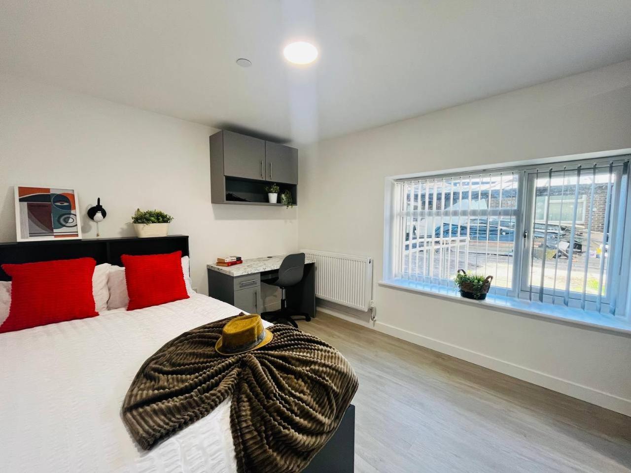 Chic Hideaway: Modern Studio In Stretford Apartment *