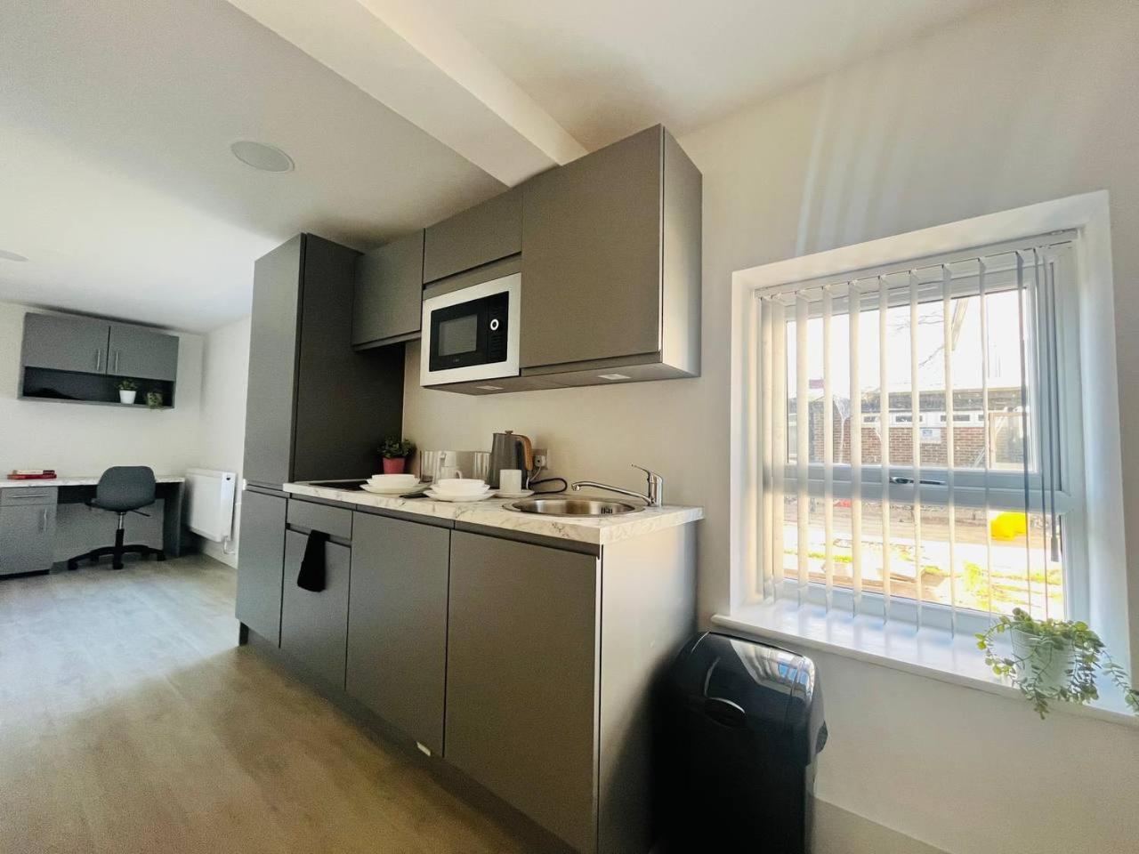 Chic Hideaway: Modern Studio In Stretford Apartment *