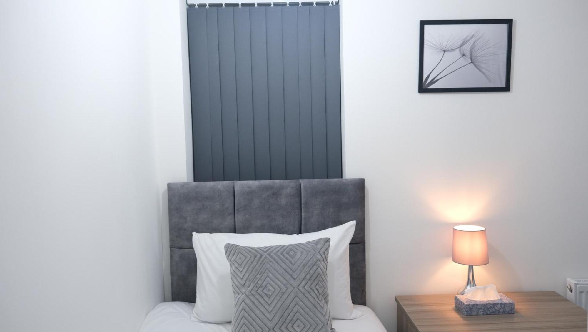 Etihcity - 3 Bedroom Semi - Free Parking Near Etihad Stadium, Tourist Attractions, Centre, Transport And Motorway Links Next To Mcdonald's - Sky N Netflix Holiday home *