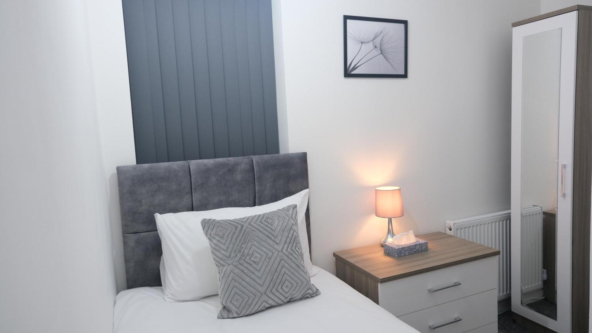 Etihcity - 3 Bedroom Semi - Free Parking Near Etihad Stadium, Tourist Attractions, Centre, Transport And Motorway Links Next To Mcdonald's - Sky N Netflix