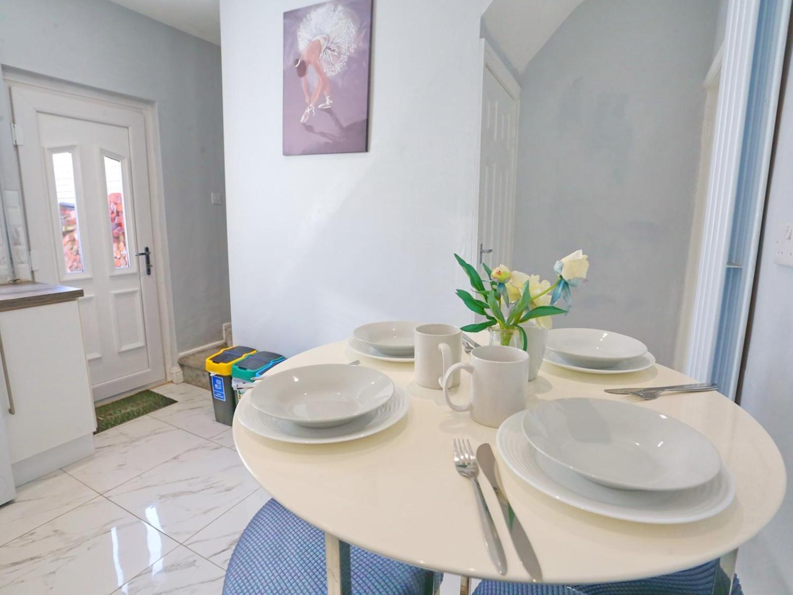 Pass The Keys 5 Min Walk Free Parking Coop Live And Ethiad Arena Holiday home