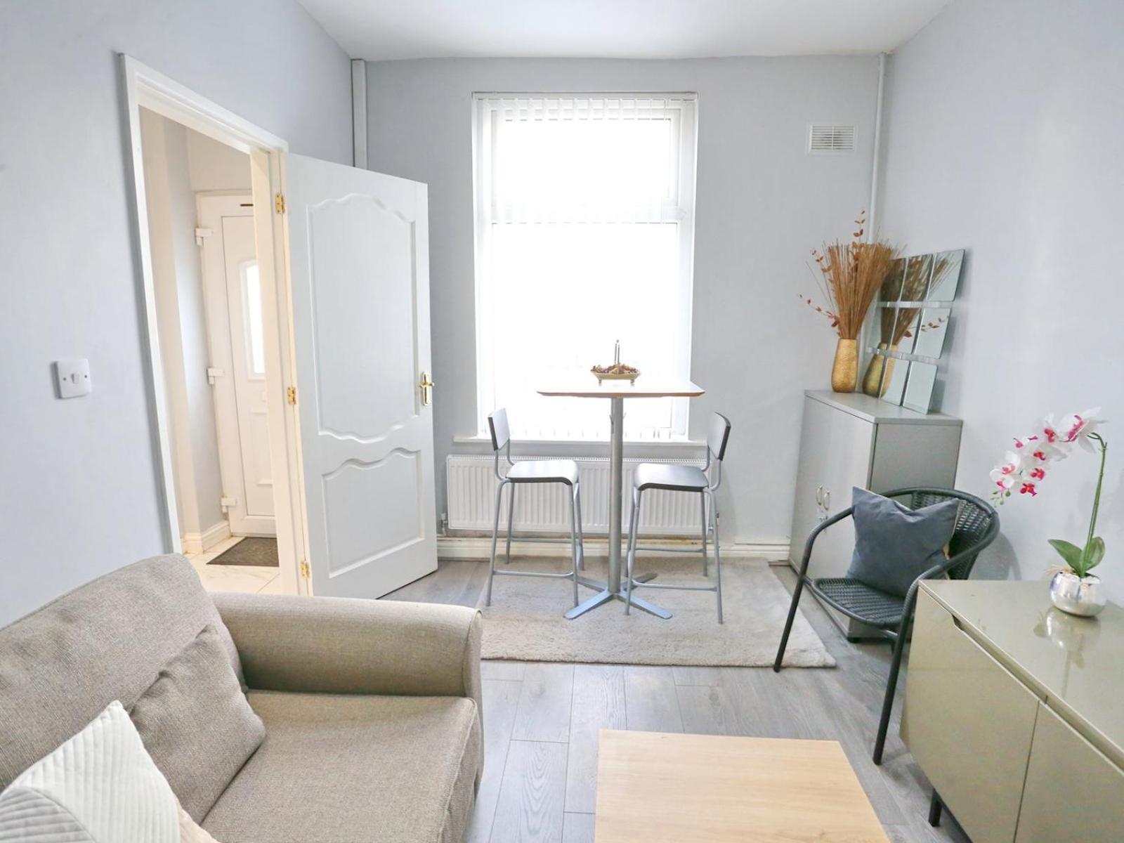 Pass The Keys 5 Min Walk Free Parking Coop Live And Ethiad Arena Holiday home *