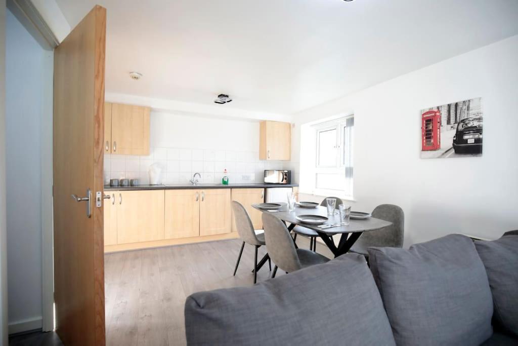 View - Free Parking - Sleeps 6 - Near Centre - By Nmb