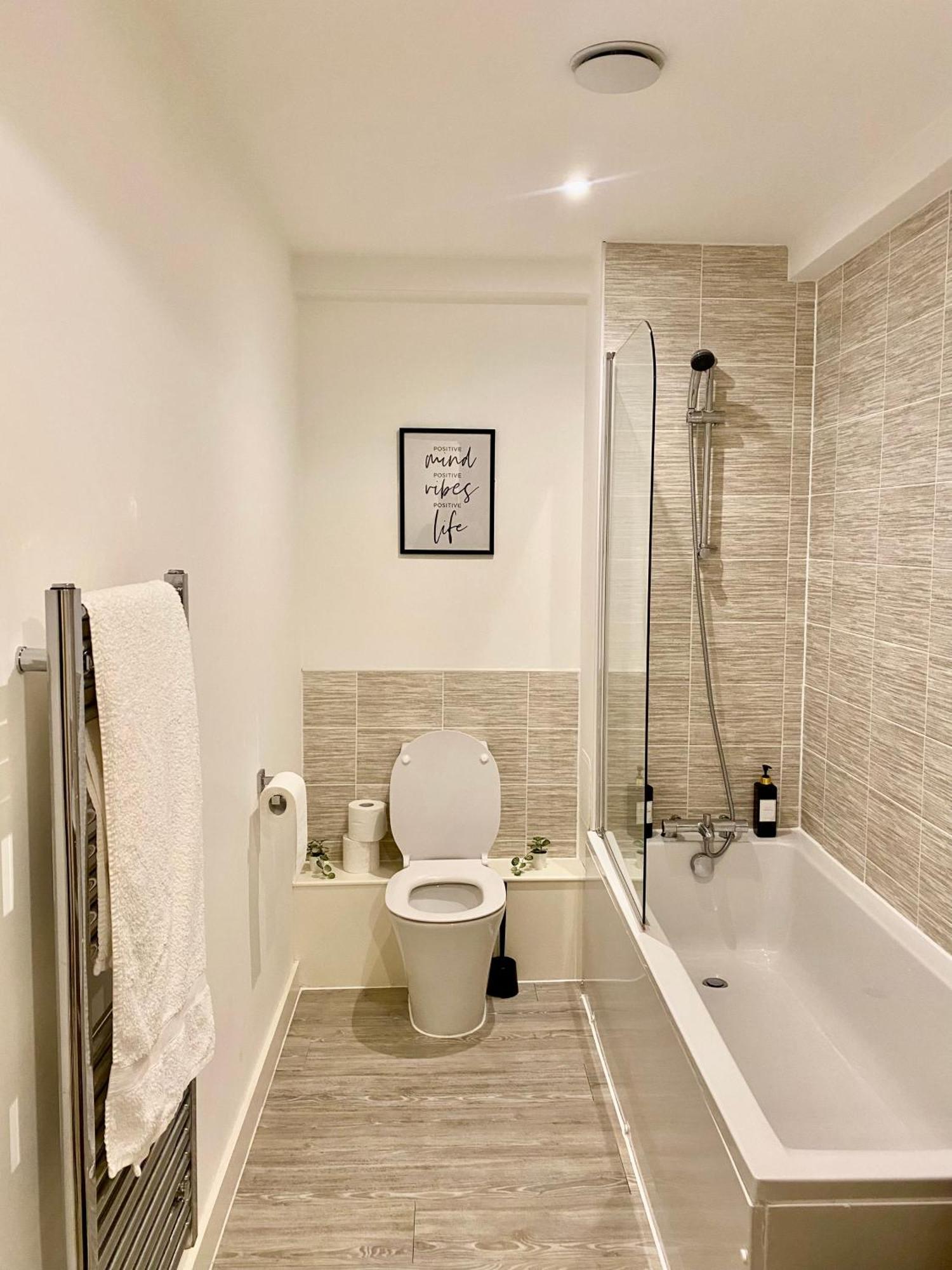 Luxury 2 King Size Beds & 2 Bathrooms Apartment *