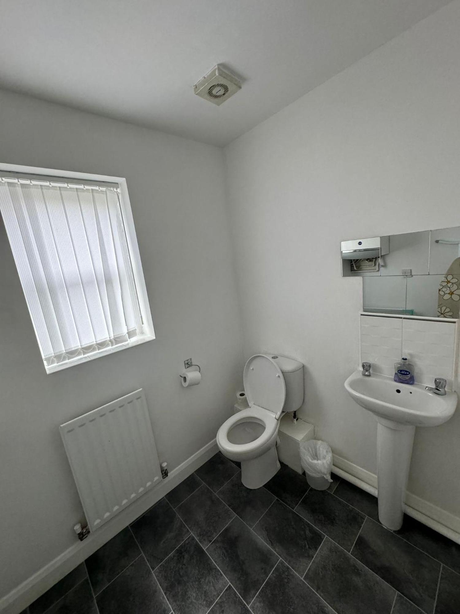 Sleeps5-netflix-parking-near Centre-etihad-coop Live Holiday home