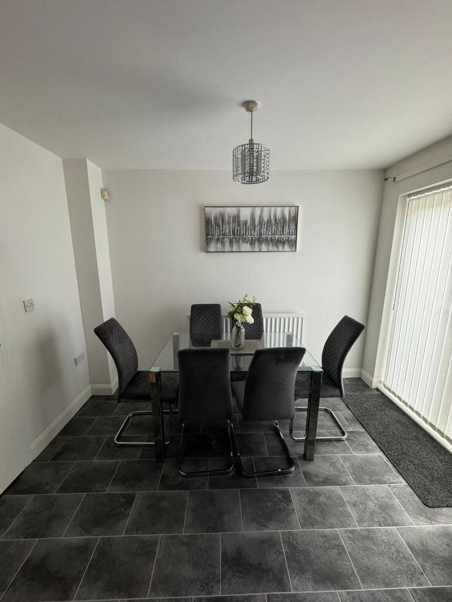 Sleeps5-netflix-parking-near Centre-etihad-coop Live Holiday home *