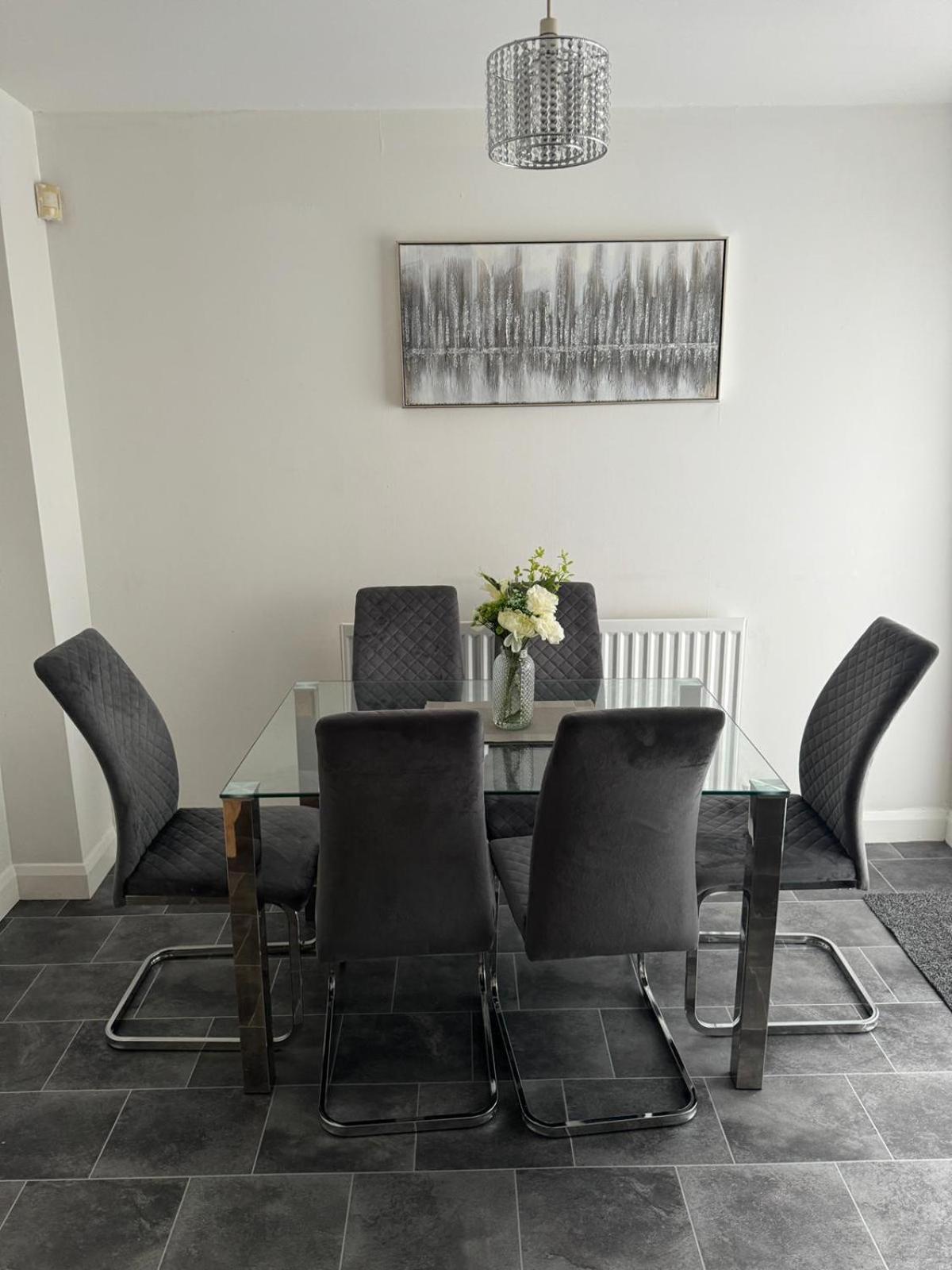 Sleeps5-netflix-parking-near Centre-etihad-coop Live Holiday home