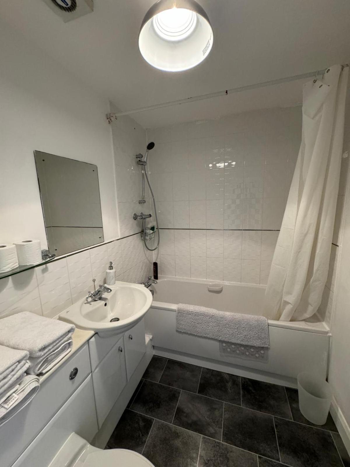 Sleeps5-netflix-parking-near Centre-etihad-coop Live Holiday home
