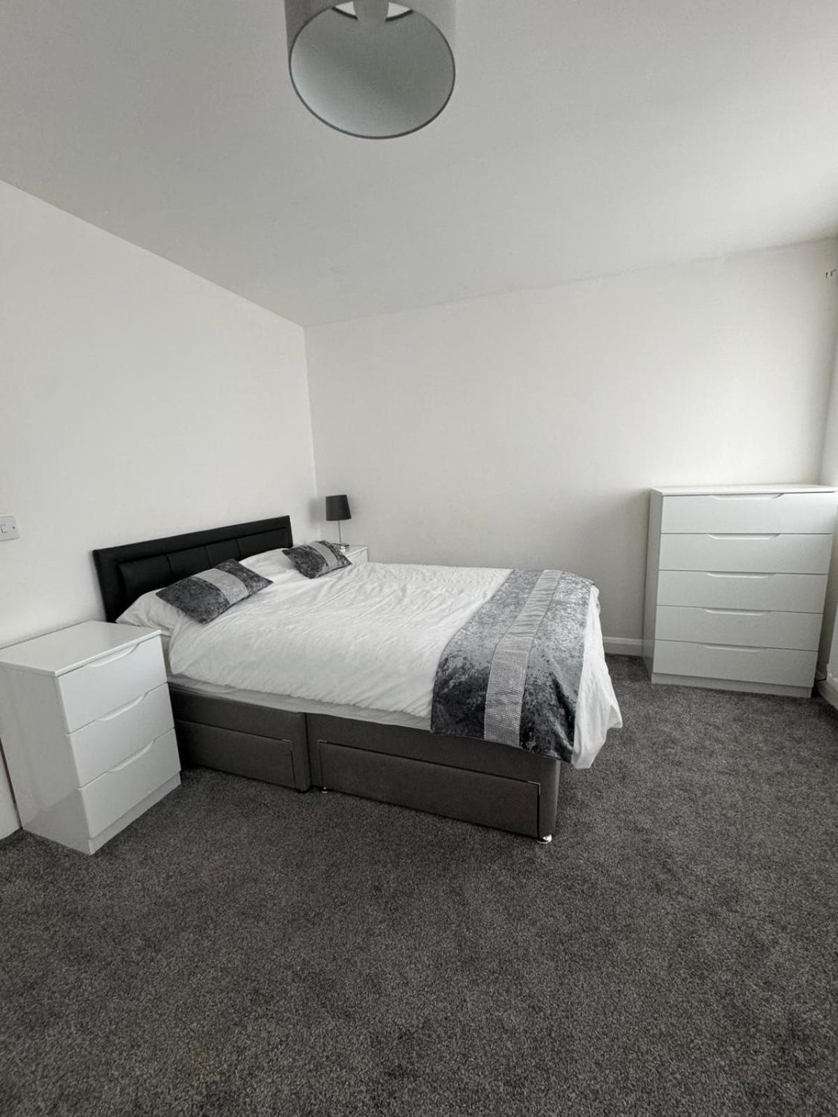 Sleeps5-netflix-parking-near Centre-etihad-coop Live Holiday home *
