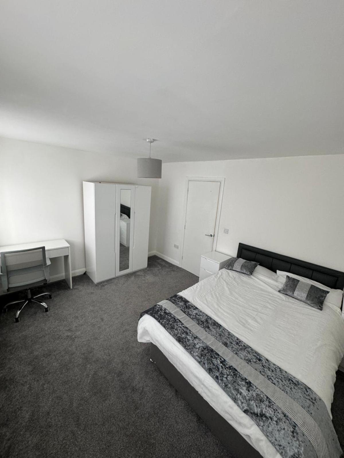 Sleeps5-netflix-parking-near Centre-etihad-coop Live *