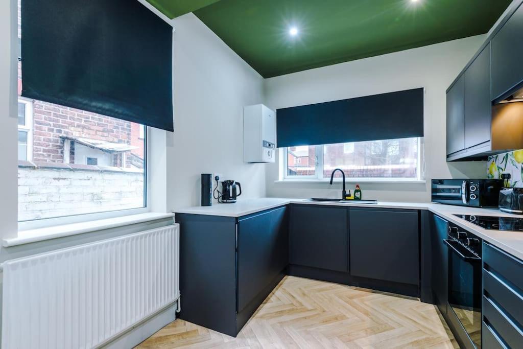 Salford Sanctuary 5 Bed House * Manchester