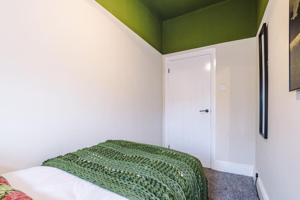 Salford Sanctuary 5 Bed House Holiday home