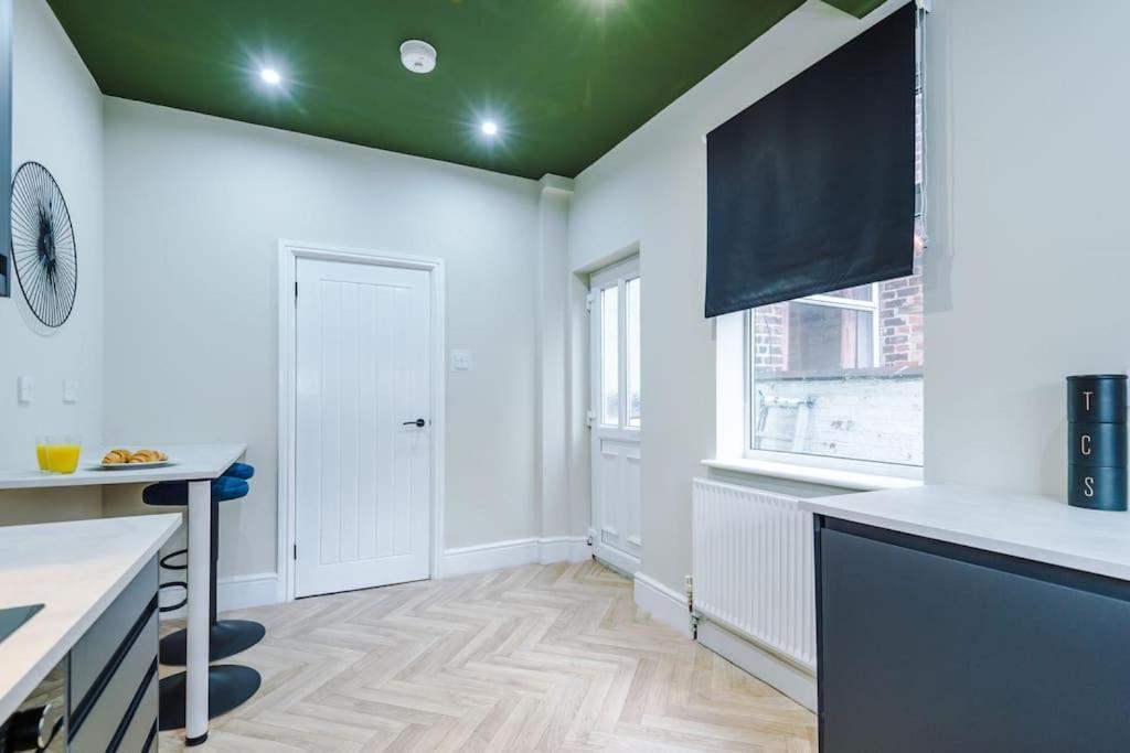 Salford Sanctuary 5 Bed House *