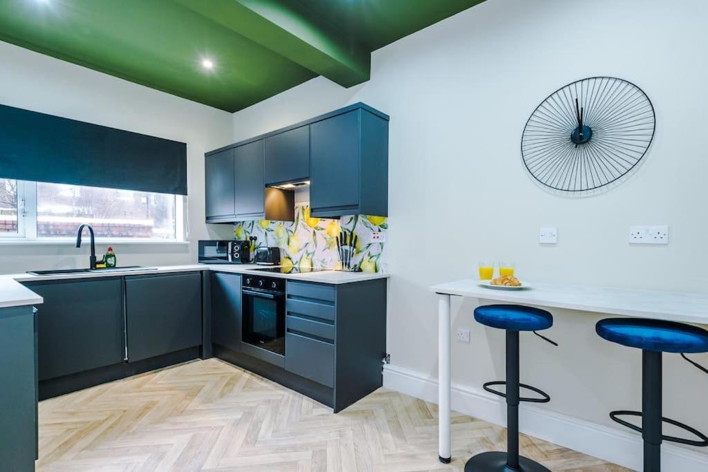 Salford Sanctuary 5 Bed House * Manchester