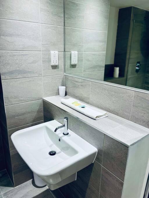 Prime Location: One Bed In Old Trafford Apartment
