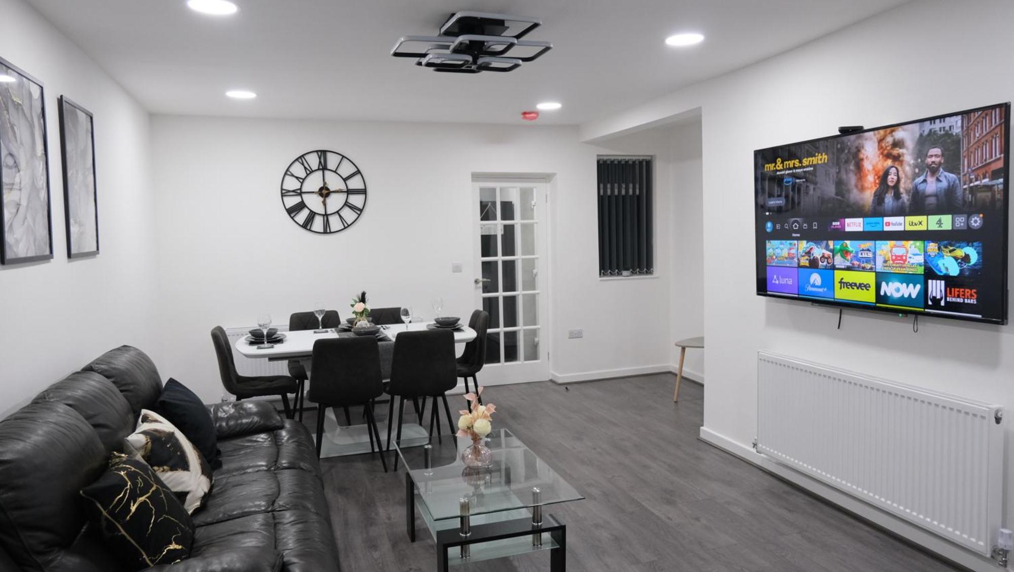 3-bedroom Semi Near Etihad Football Stadium, Tourist Attractions, Centre And Transport Links - Sky N Netflix Holiday home