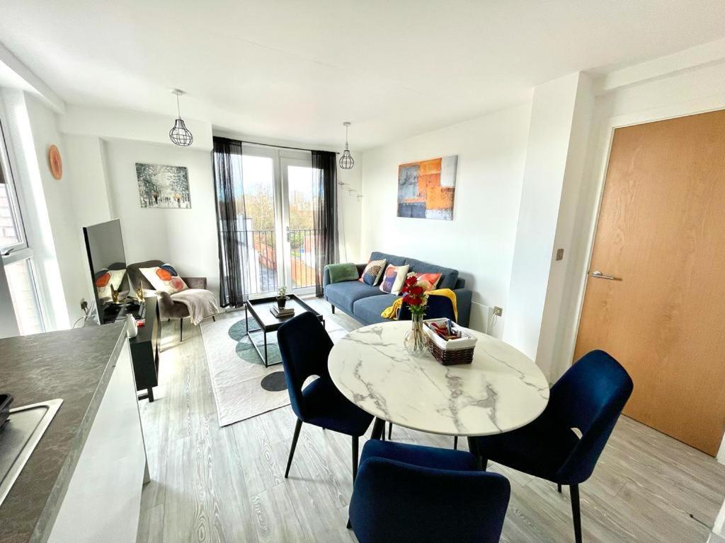 Apartment Relaxing 1-bed Flat In Salford With Street Parking *