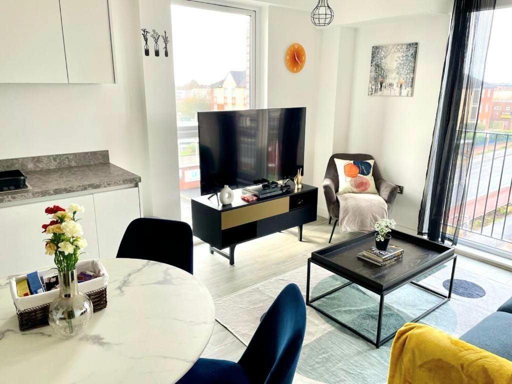 Relaxing 1-bed Flat In Salford With Street Parking Apartment
