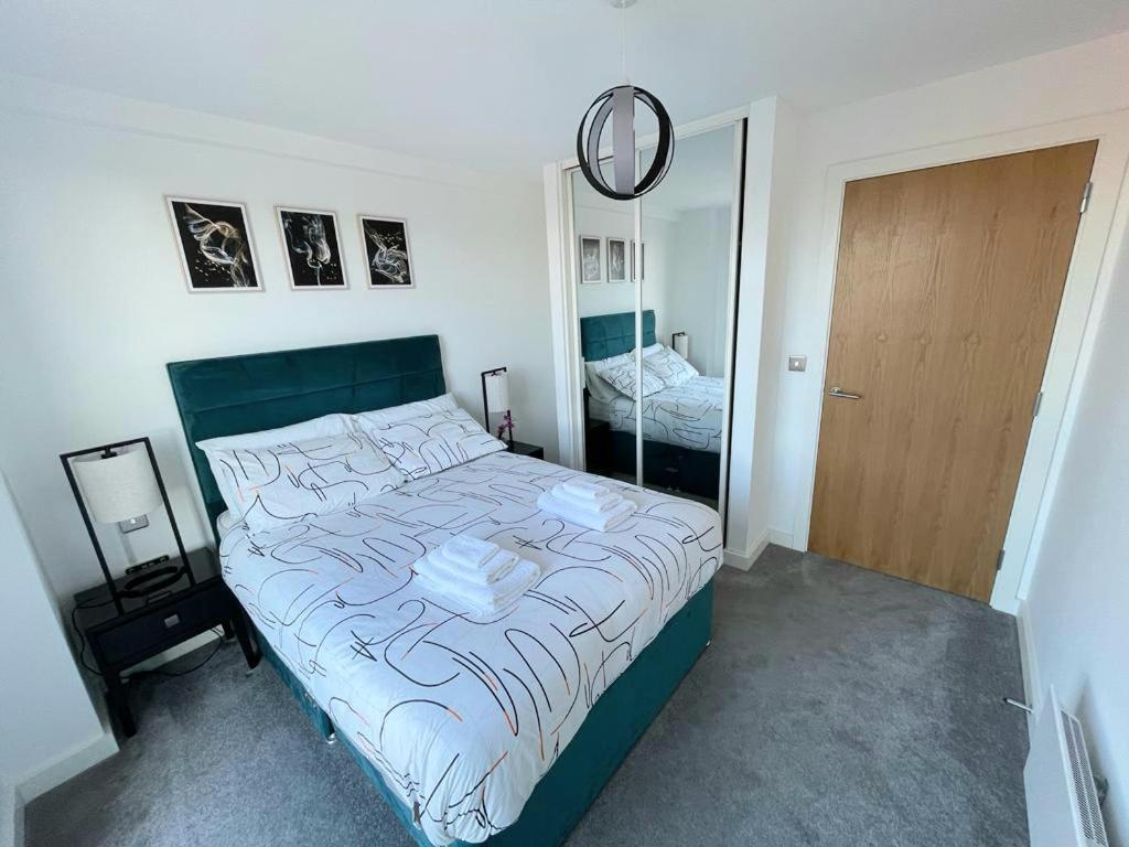 Relaxing 1-bed Flat In Salford With Street Parking *