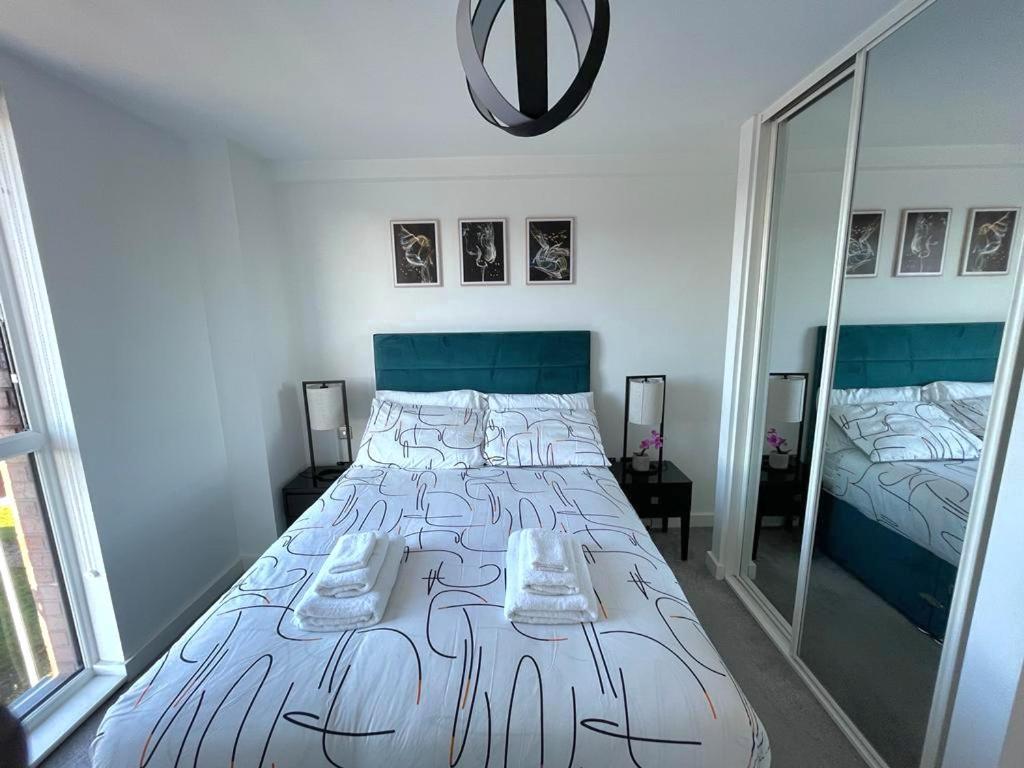 Relaxing 1-bed Flat In Salford With Street Parking
