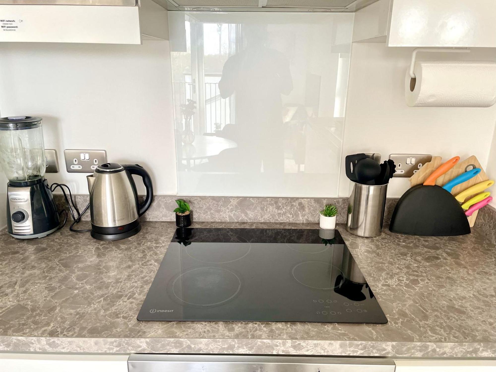 Apartment Relaxing 1-bed Flat In Salford With Street Parking *