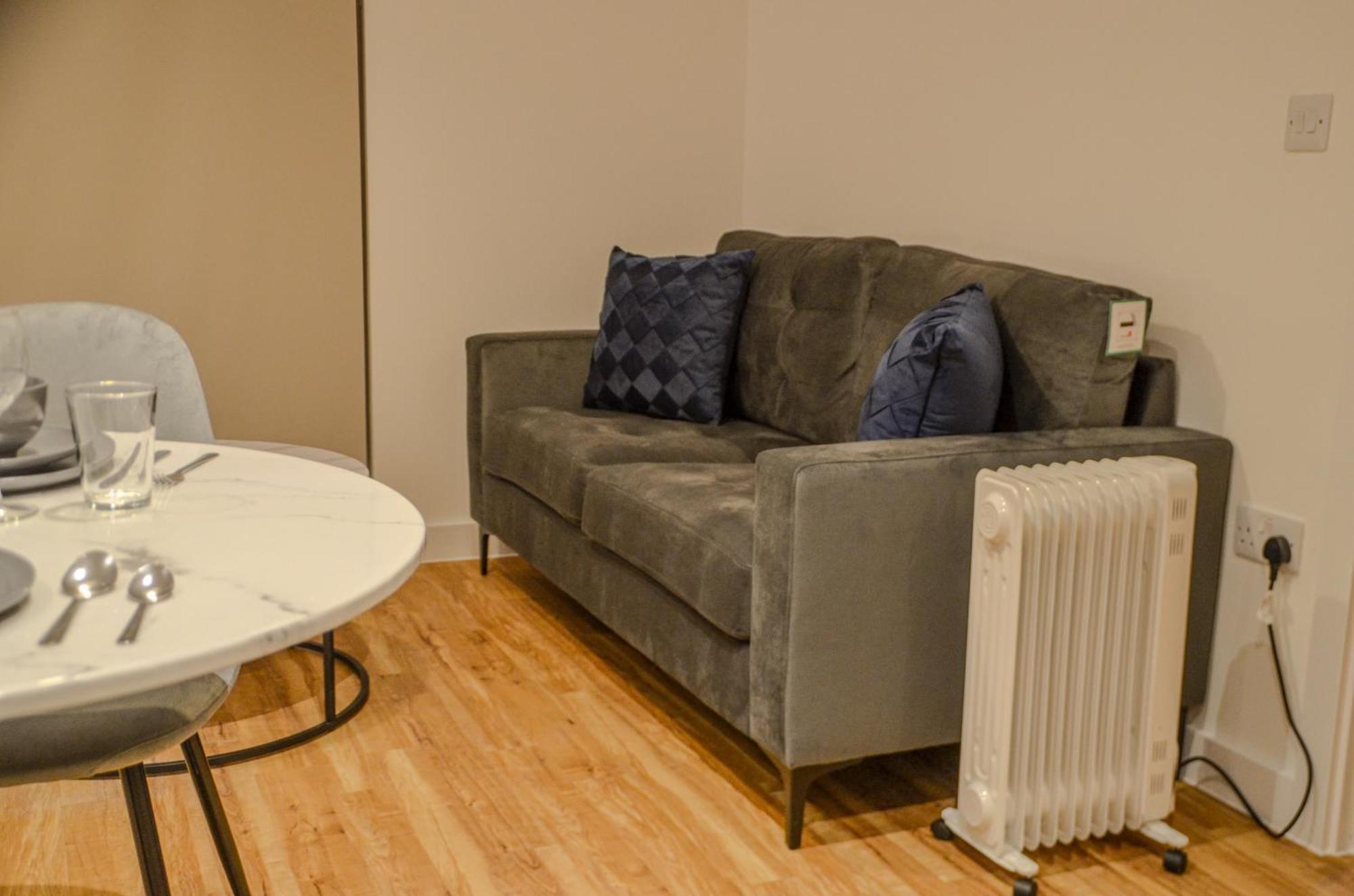 1 Bedroom Flat In Apartment