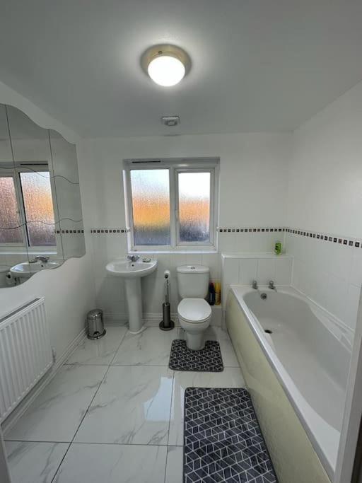 Spacious & Lovely 4 Bedroom In * Manchester