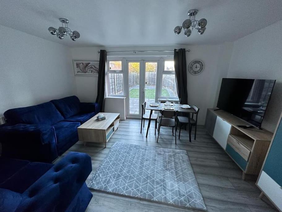 Spacious & Lovely 4 Bedroom In Holiday home Manchester