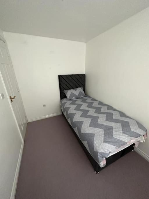 Spacious & Lovely 4 Bedroom In Holiday home