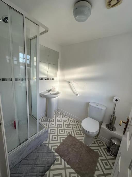 Spacious & Lovely 4 Bedroom In *