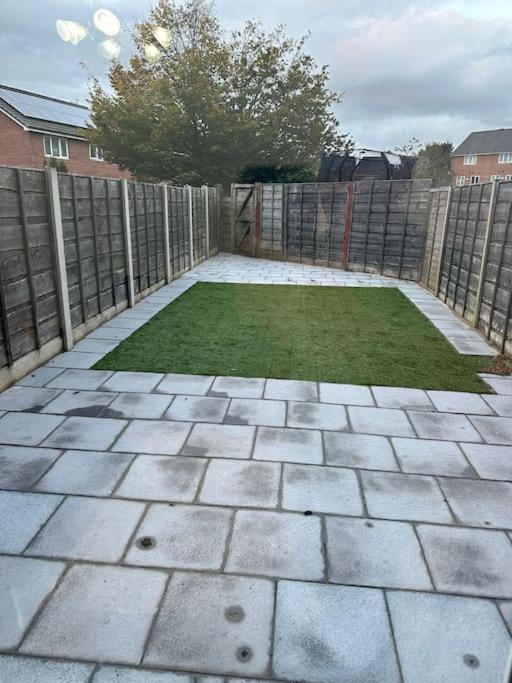 Holiday home Spacious & Lovely 4 Bedroom In Manchester