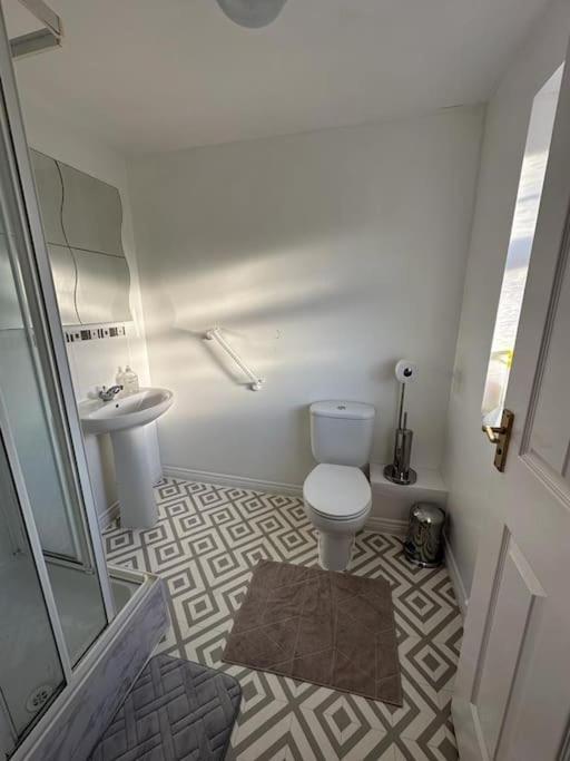Spacious & Lovely 4 Bedroom In *