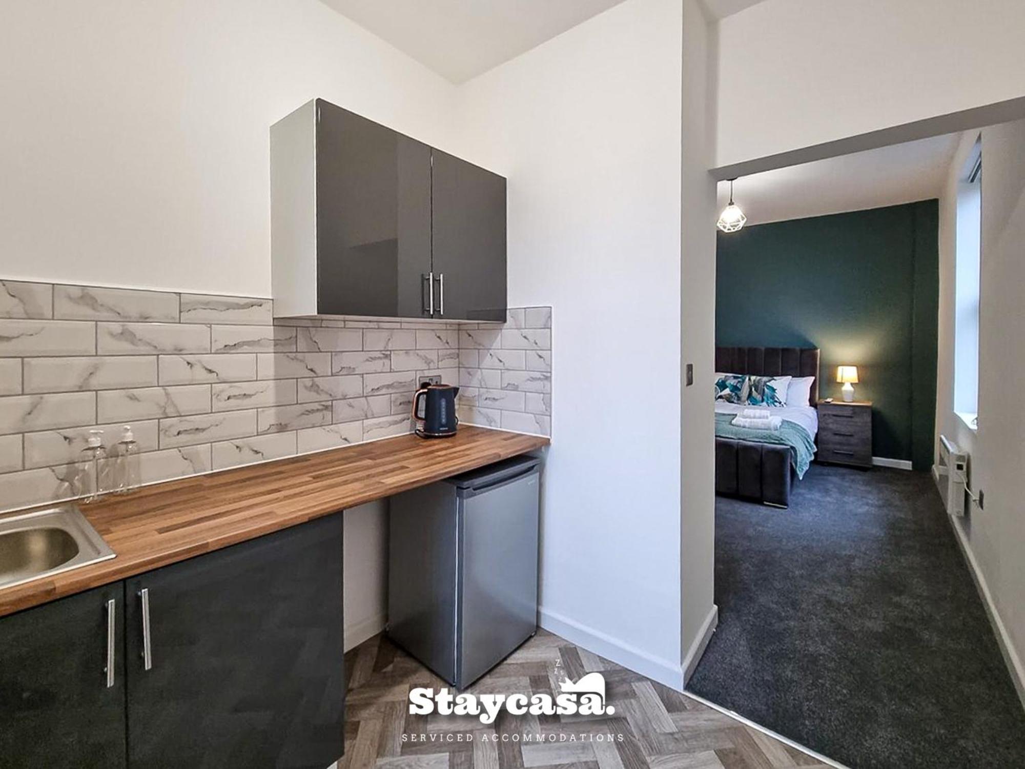 Delightful Spacious Haven With Large Driveway Manchester