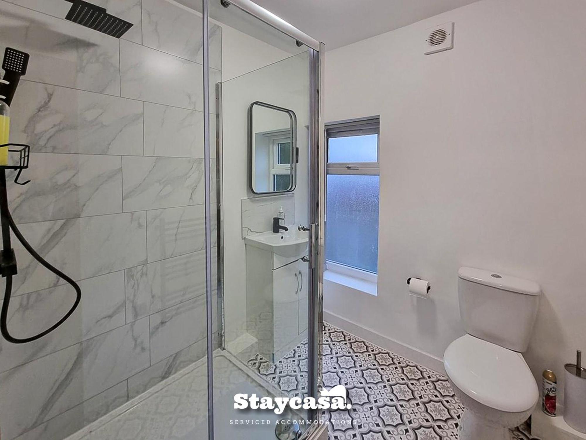 Delightful Spacious Haven With Large Driveway Vakantiehuis