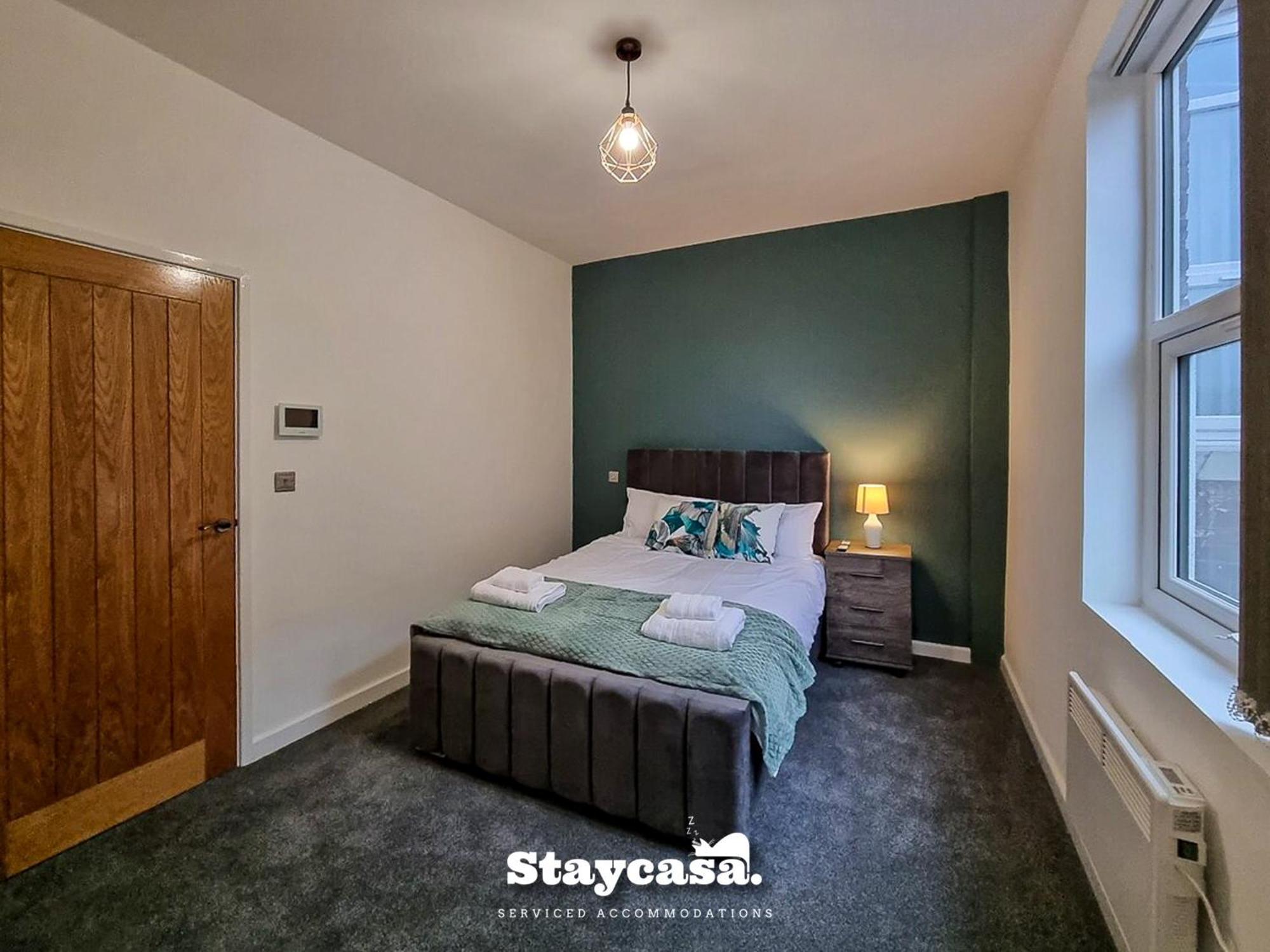 Delightful Spacious Haven With Large Driveway *