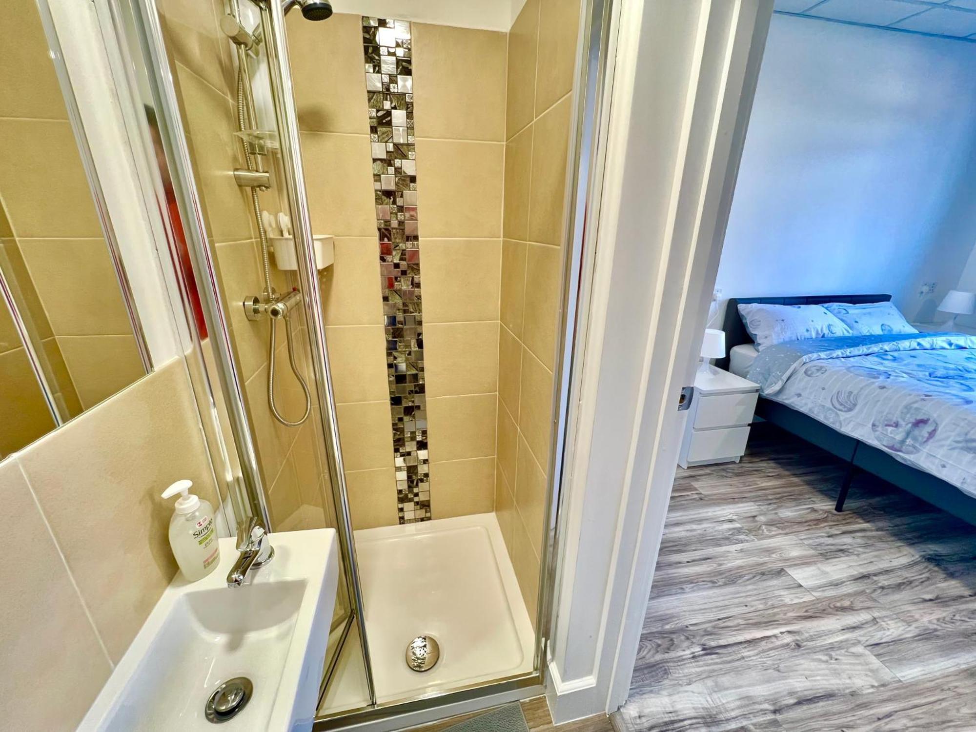 Guest house Lux En-suite - Center - Coop Arena *