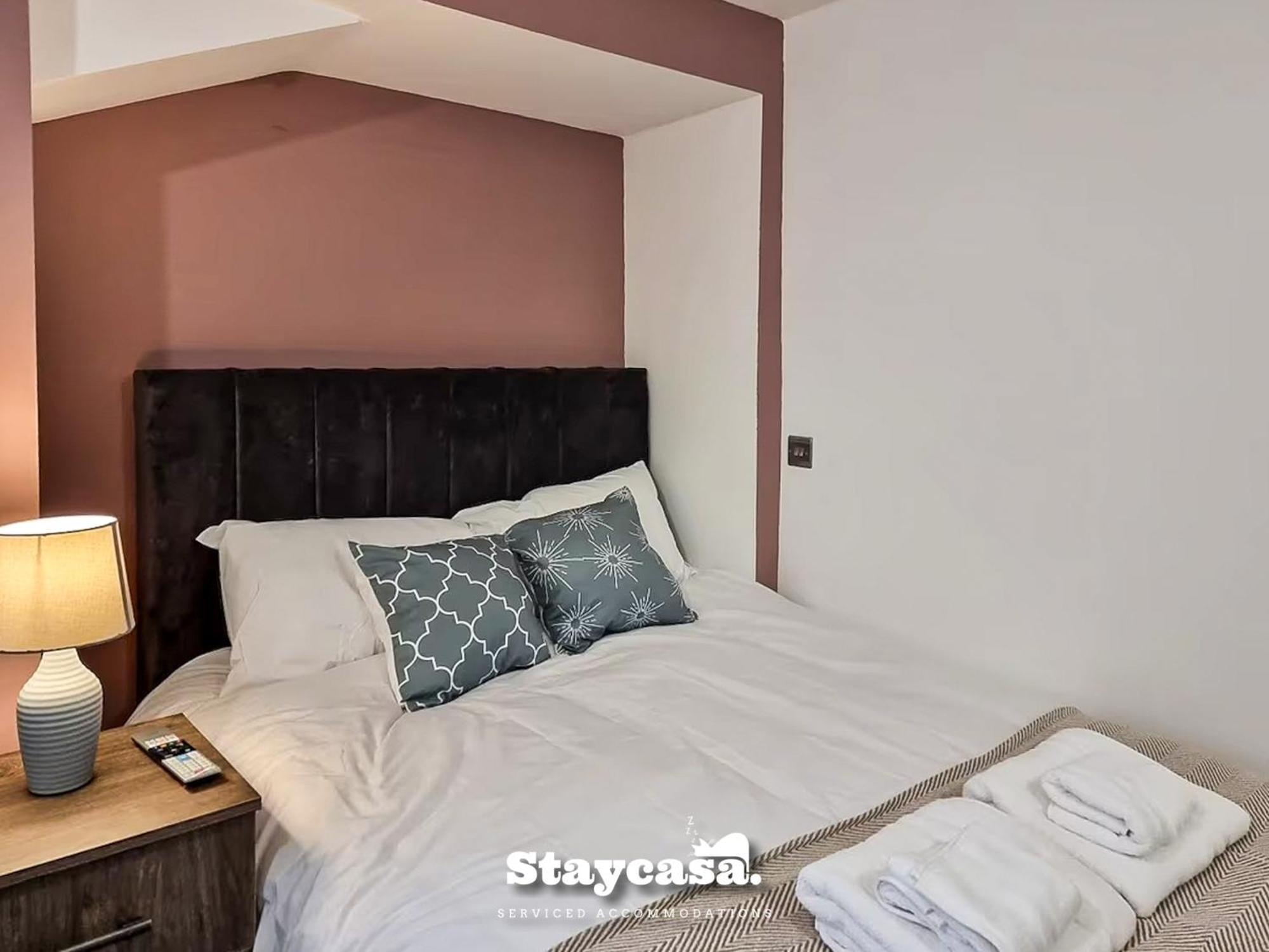 Delightful Spacious Haven With Large Driveway *