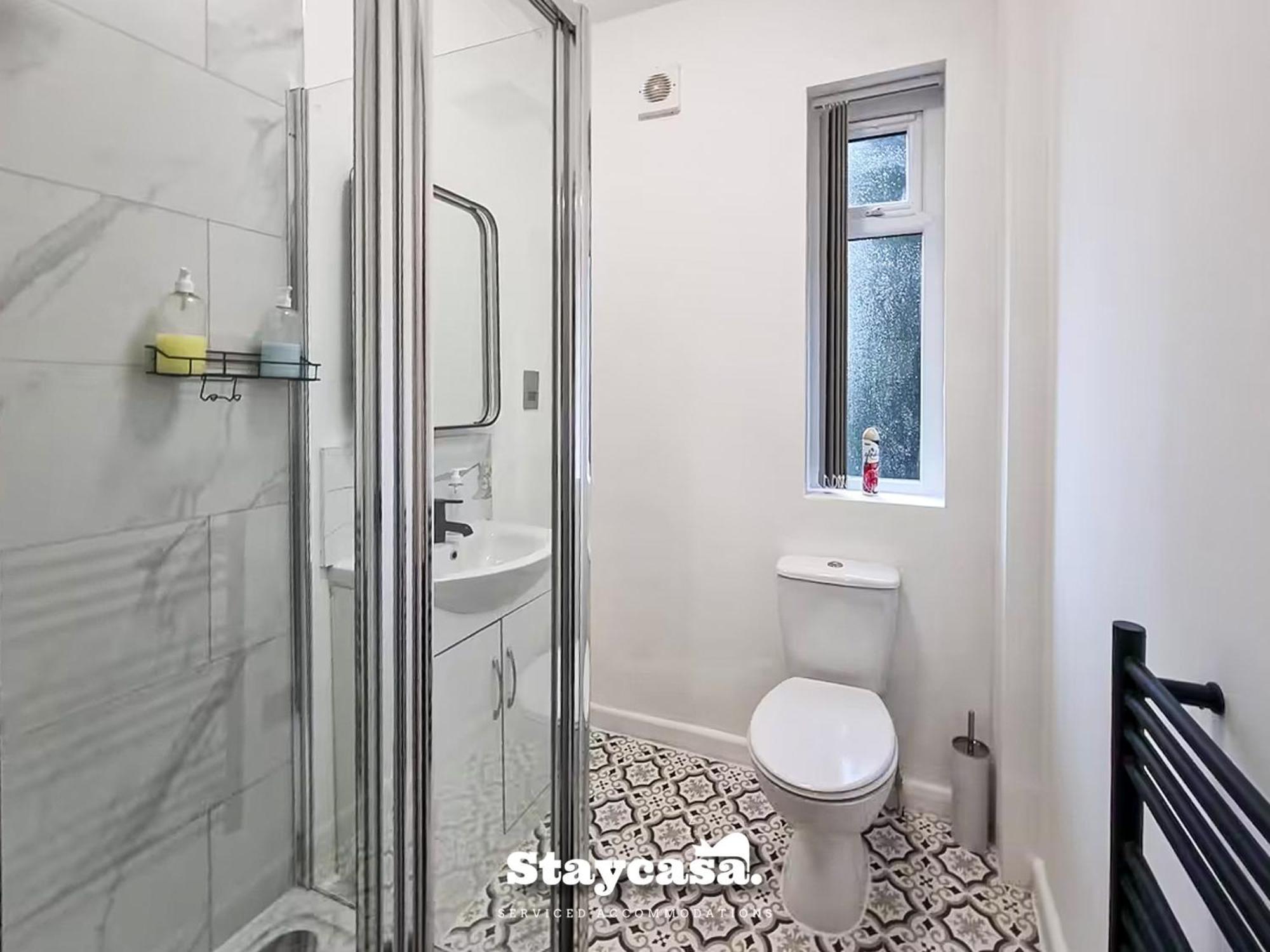 Delightful Spacious Haven With Large Driveway Manchester