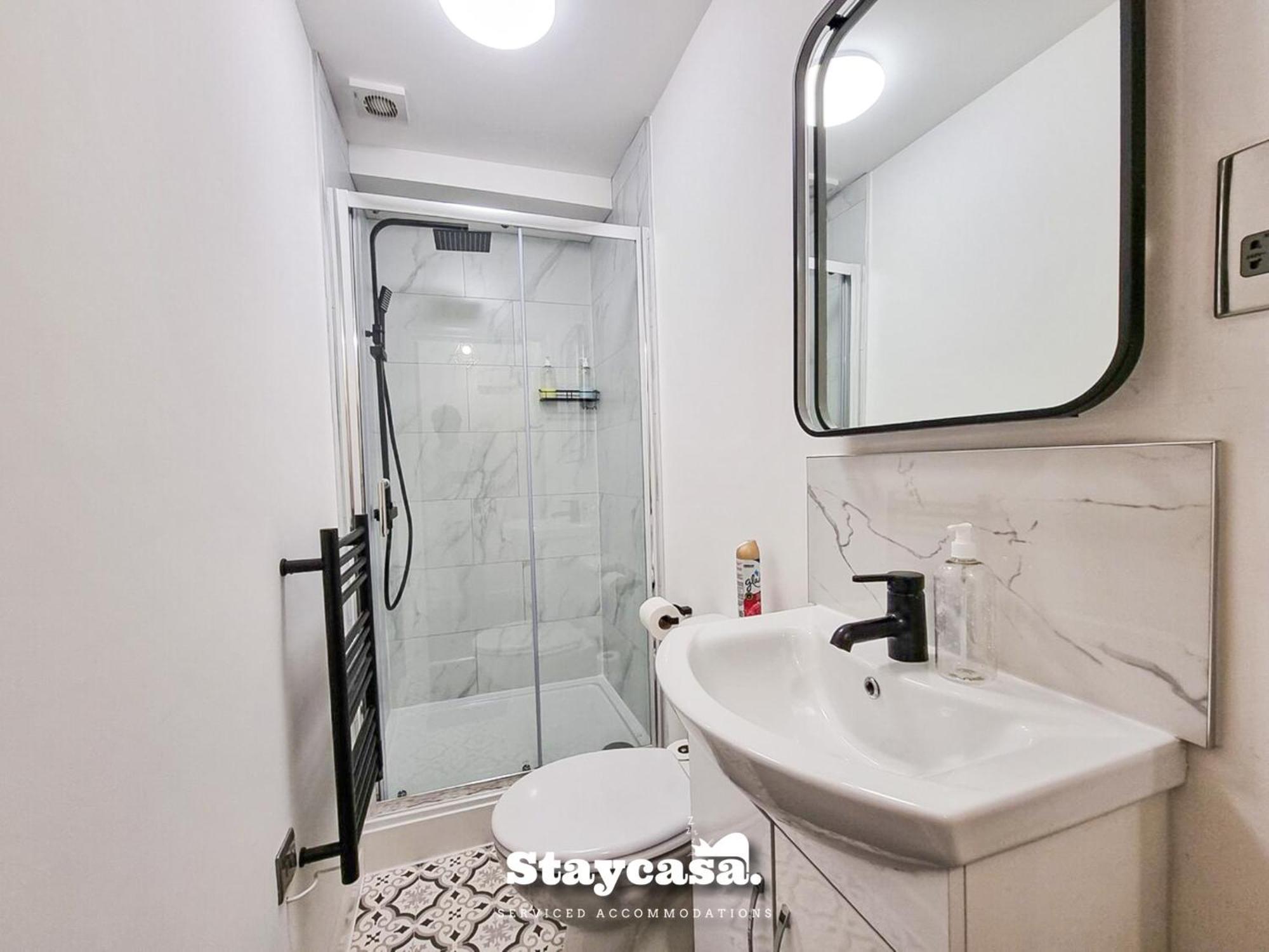 Delightful Spacious Haven With Large Driveway Manchester