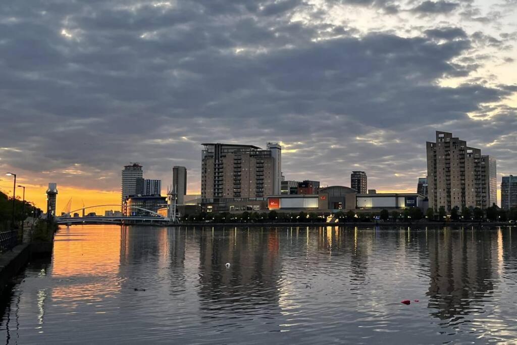 Old Trafford: Self-serviced One Bedroom * Manchester