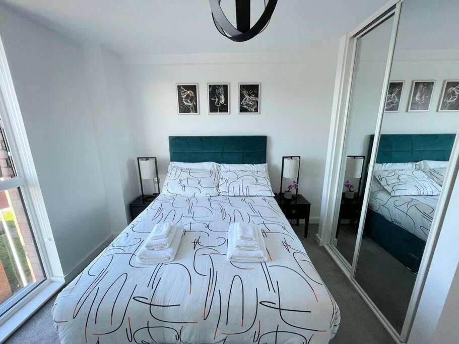 Relaxing 1-bed Flat In Salford With Street Parking