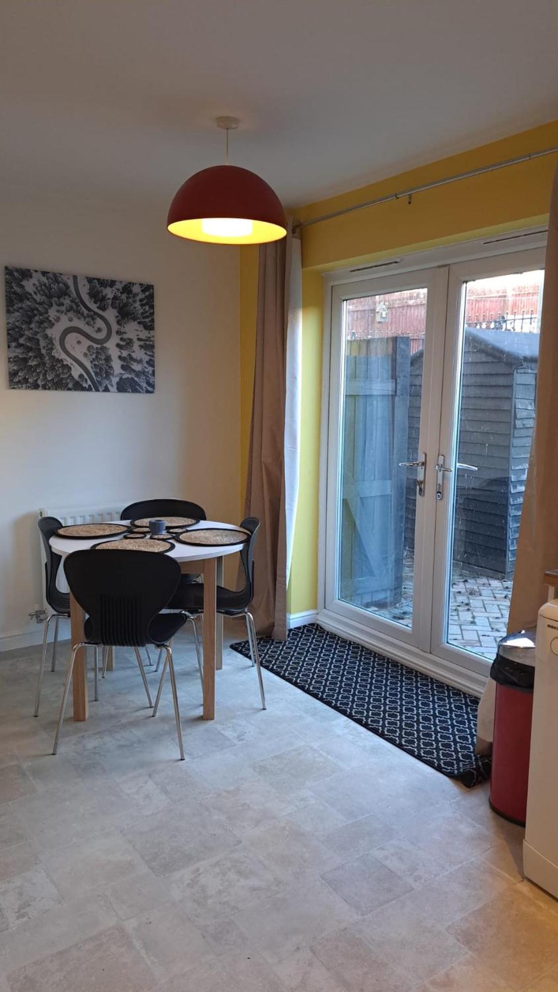 Holiday home Tropical Sun Homes - Beautiful Spacious 3 Bed In A Serene Environment With Free Parking For 2 Cars Manchester