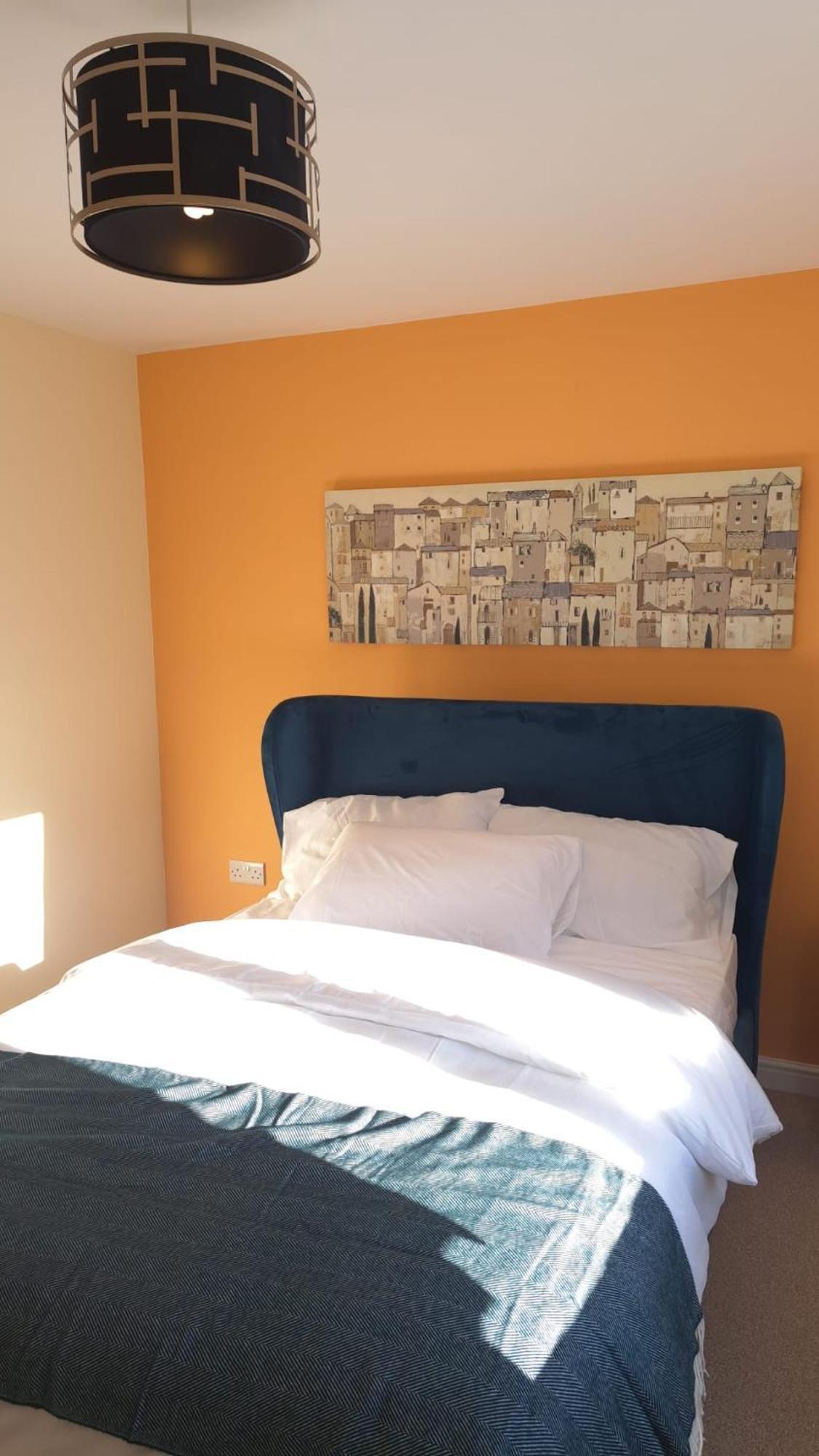 Tropical Sun Homes - Beautiful Spacious 3 Bed In A Serene Environment With Free Parking For 2 Cars Holiday home
