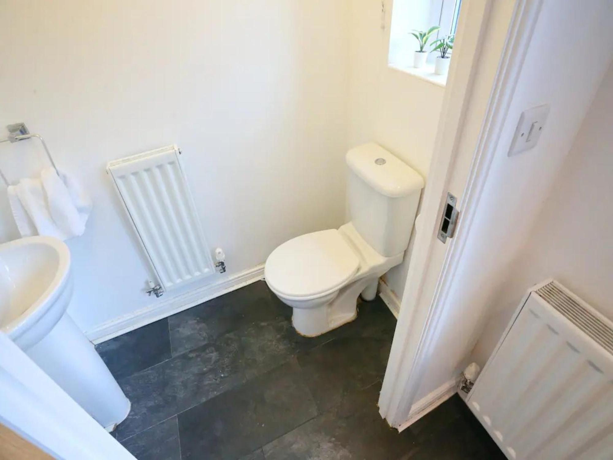 Pass The Keys King Bed Family With Parking Wm Discounts Holiday home