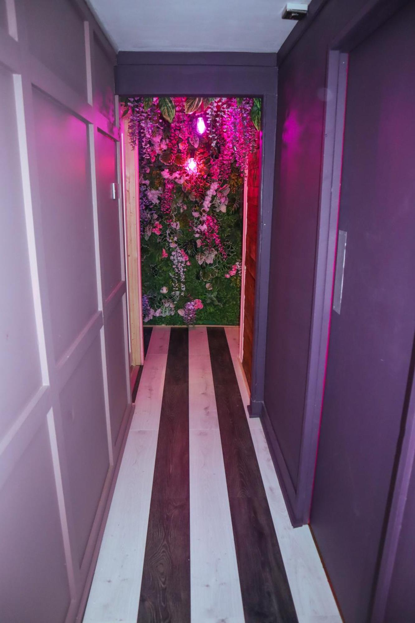 Aparthotel The Ultimate Hen With Bar & Makeup *