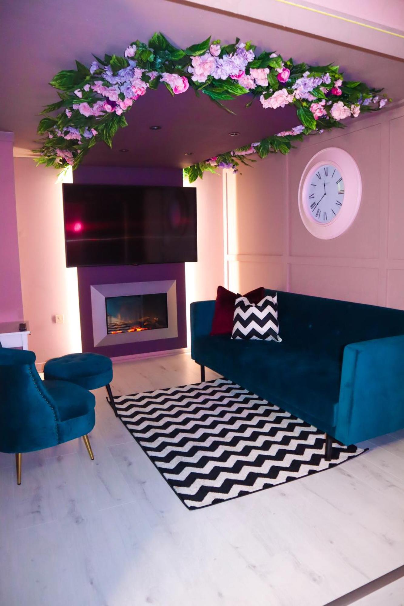 Aparthotel The Ultimate Hen With Bar & Makeup