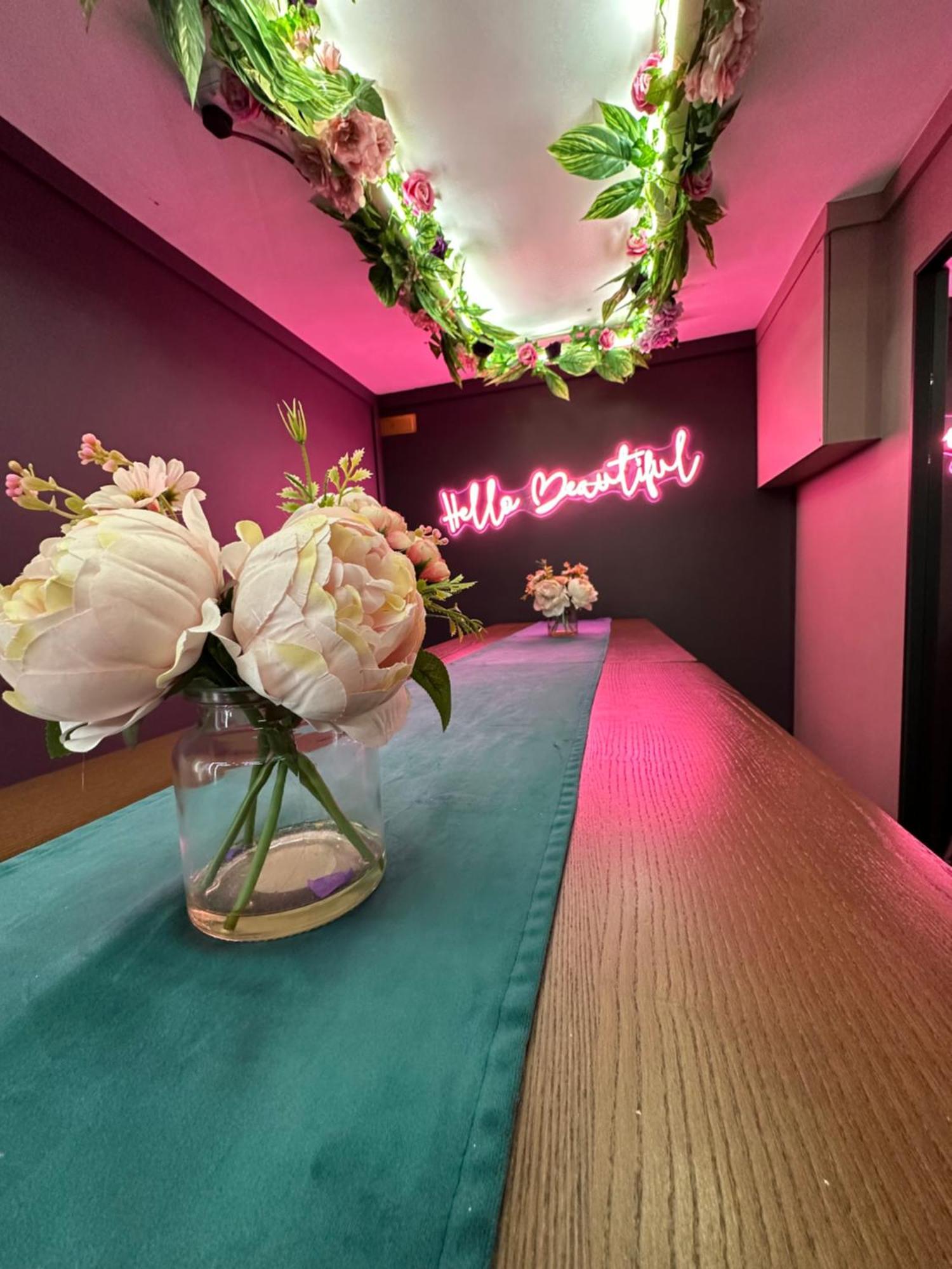 Aparthotel The Ultimate Hen With Bar & Makeup