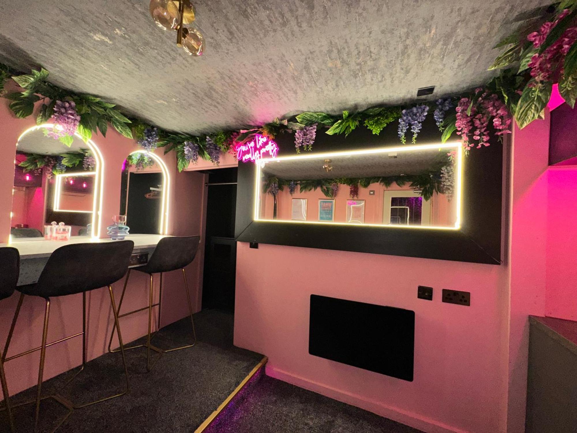The Ultimate Hen With Bar & Makeup Aparthotel *